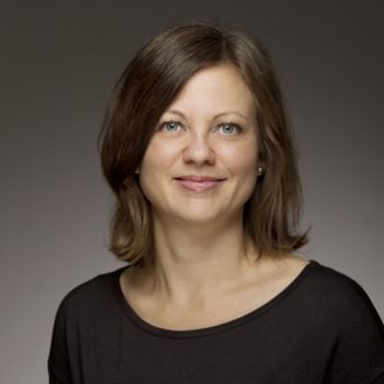 Omslagsbild med personer i kö