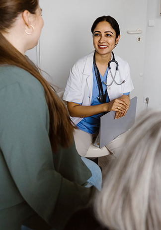 En läkare samtalar med en patient.