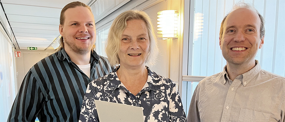 Utredarna Erik Antonsson, Kerstin Gunnarsson och Peter Nilsson står leende i en korridor.