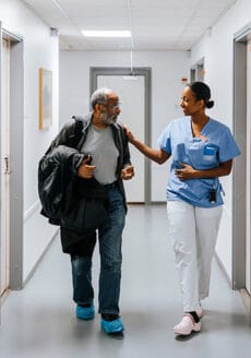 Två personer på en vårdcentral