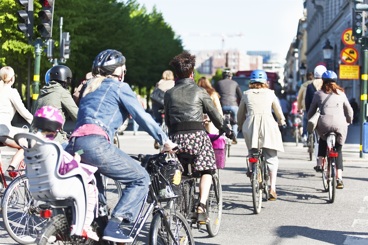 Kvinnor som cyklar.