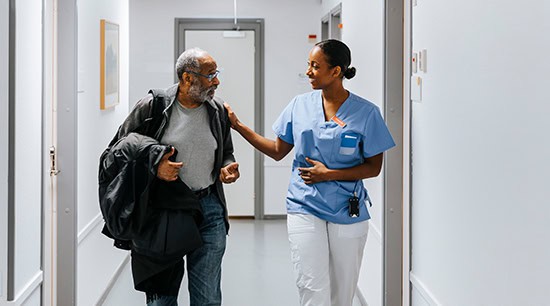 Två personer på en vårdcentral.