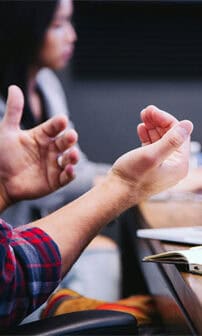 Närbild på ett par händer som gestikulerar.