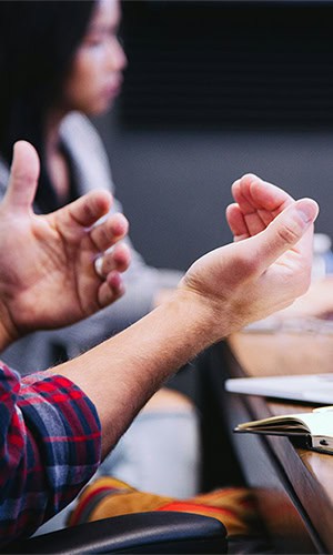 Närbild på ett par händer som gestikulerar.