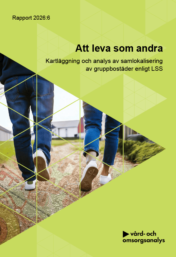Två personer i jeans och vita skor promenerar bort från kameran längs en grusväg i en lantlig miljö. På marken syns en kartbild som är överlagd i fotografiet. I bakgrunden finns öppna gräsytor och några byggnader.