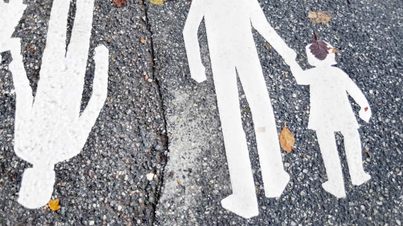 Siluetter på asfaltsväg